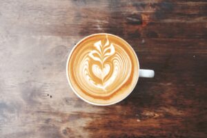 A latte art első lépései – Hogyan készítsünk tökéletes tejhabmintákat kávénkban?